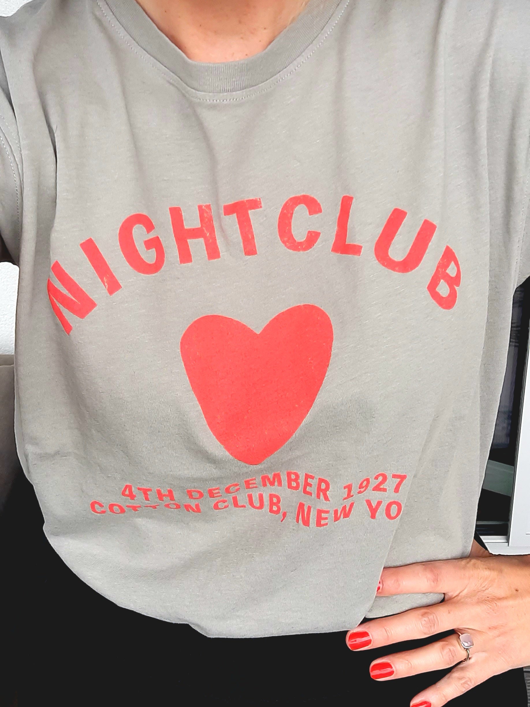Frauen T-Shirt Night Club in grau mit rotem Print und Herz