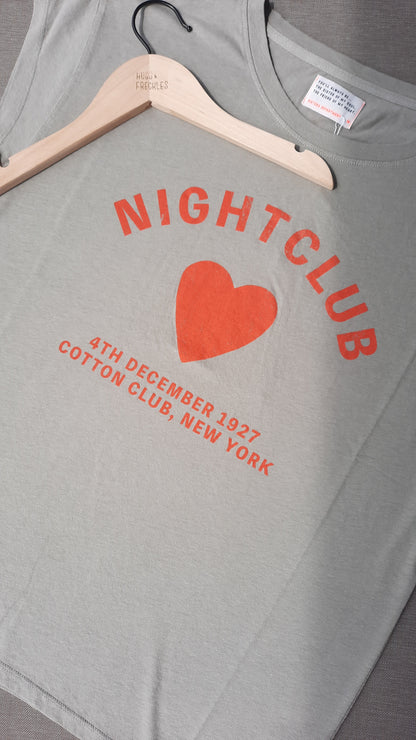 T-Shirt in grau mit rotem Herz Print und Schrift Night Club