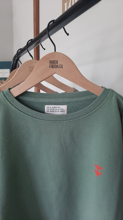 Sweatshirt in Salbeigrün mit kleinem logo in rot vorne