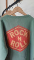 Sweatshirt in Salbeigrün mit Print Rock n Roll in rot am Rücken