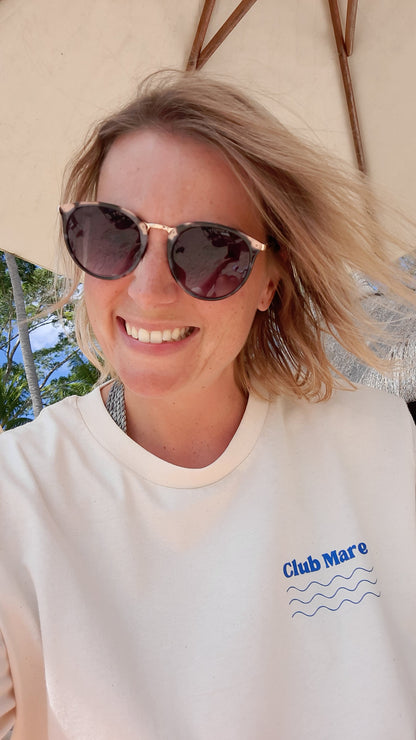 Frau im T-Shirt mit Club Mare Print in blau und klein  vorne