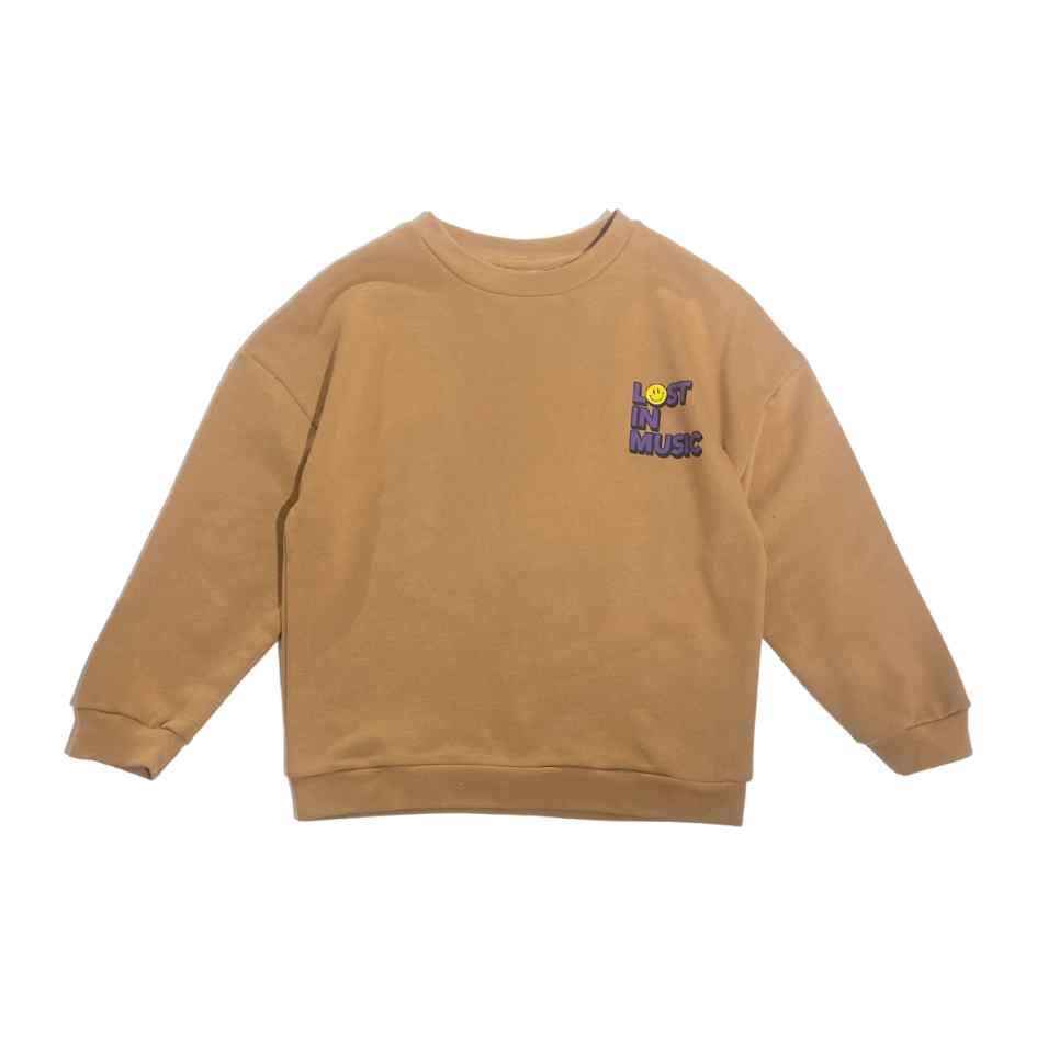Sweatshirt in Camel Farben mit kleinem Print Lost in Music in lila auf der linken Brustseite. Das O in Lost ist ein Smiley in gelb.